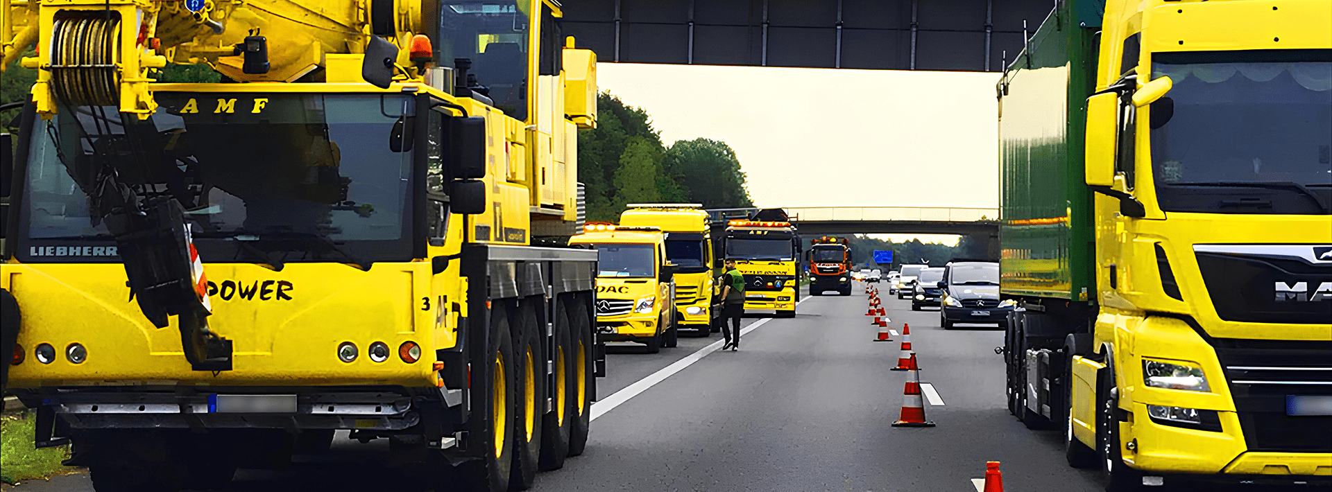 Gelbe Firmenfahrzeuge auf dem Weg zum Einsatzort